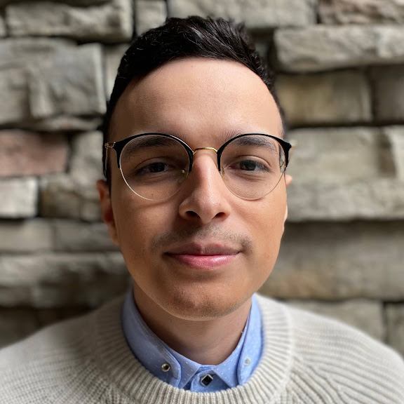 A headshot of Luis Ospina.